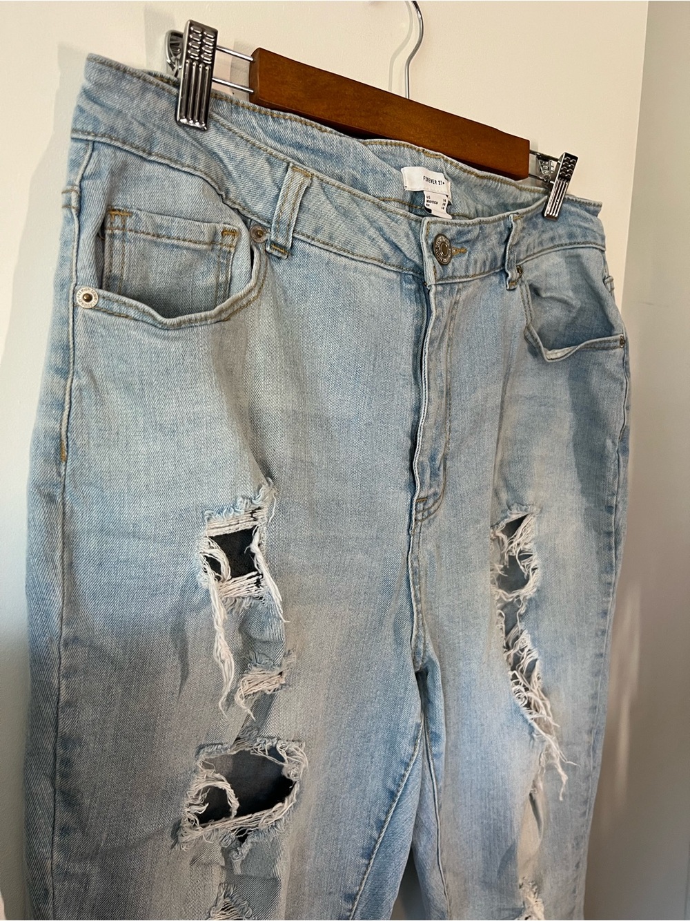 Forever 21 Light Wash Distressed Women's Jeans